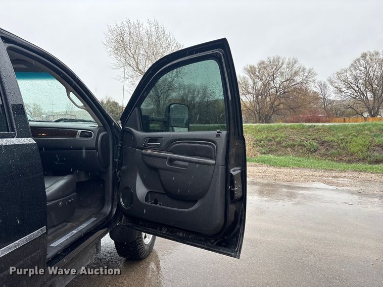 image for item EU8644 2012 GMC Sierra 2500HD Crew Cab flatbed pickup truck