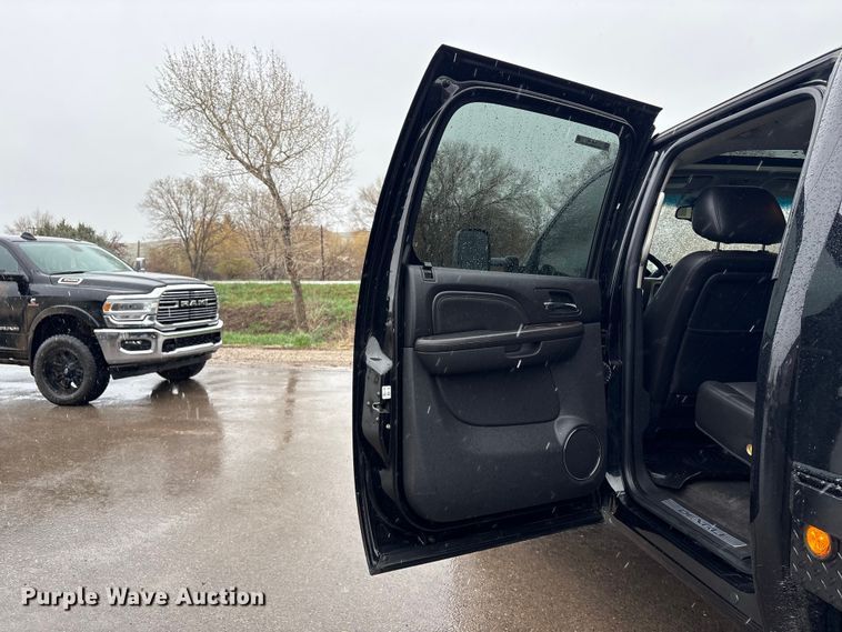 image for item EU8644 2012 GMC Sierra 2500HD Crew Cab flatbed pickup truck