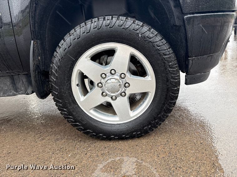 image for item EU8644 2012 GMC Sierra 2500HD Crew Cab flatbed pickup truck