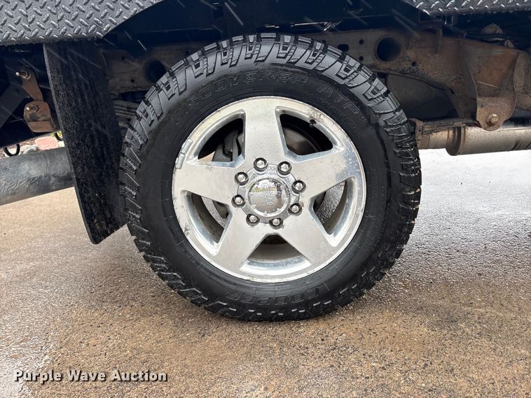 image for item EU8644 2012 GMC Sierra 2500HD Crew Cab flatbed pickup truck