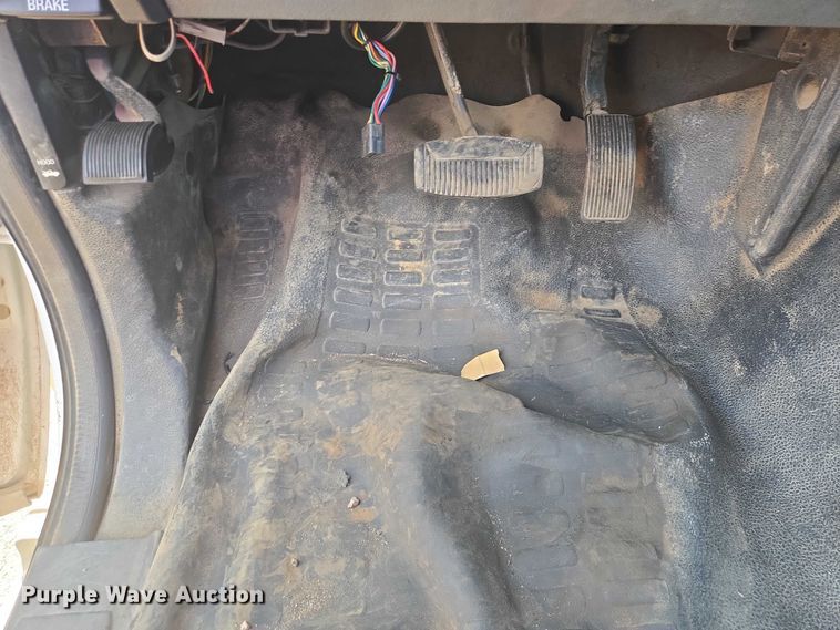 image for item EV5883 2011 Ford F550 Super Duty flatbed truck