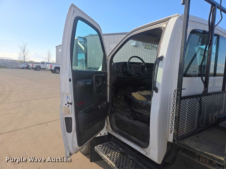 image for item EV5884 2005 Chevrolet C4500 flatbed truck