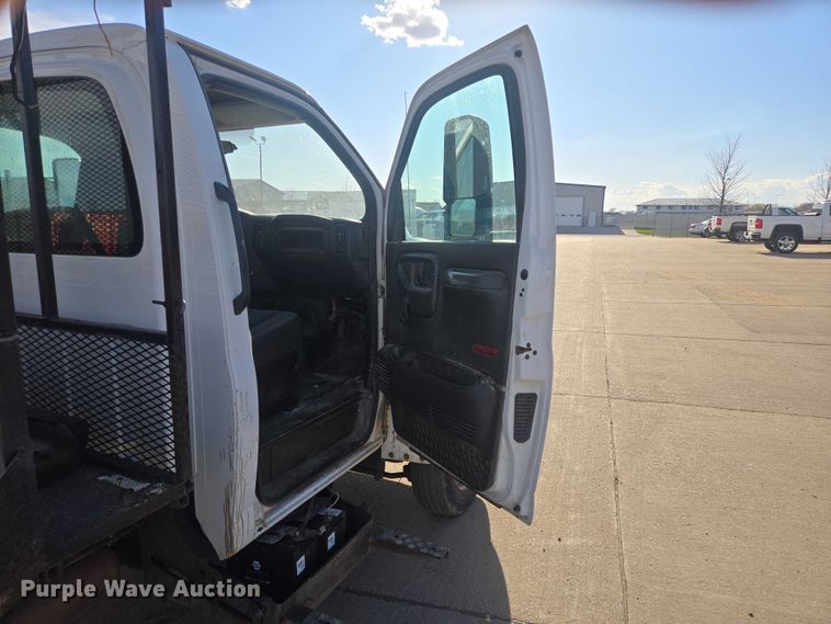 image for item EV5884 2005 Chevrolet C4500 flatbed truck