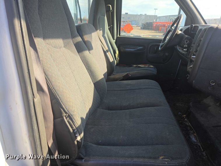 image for item EV5884 2005 Chevrolet C4500 flatbed truck