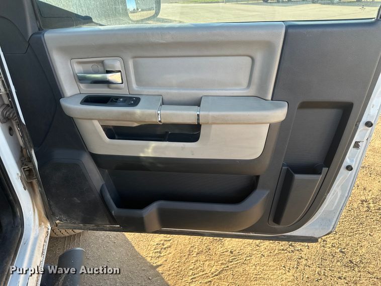 image for item EV5886 2014 RAM 3500 flatbed pickup truck