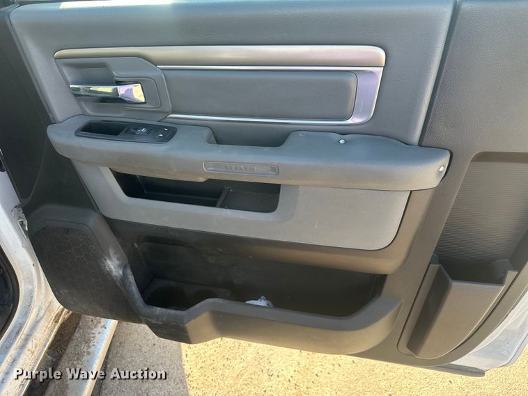 image for item EV5887 2016 RAM 3500 flatbed pickup truck