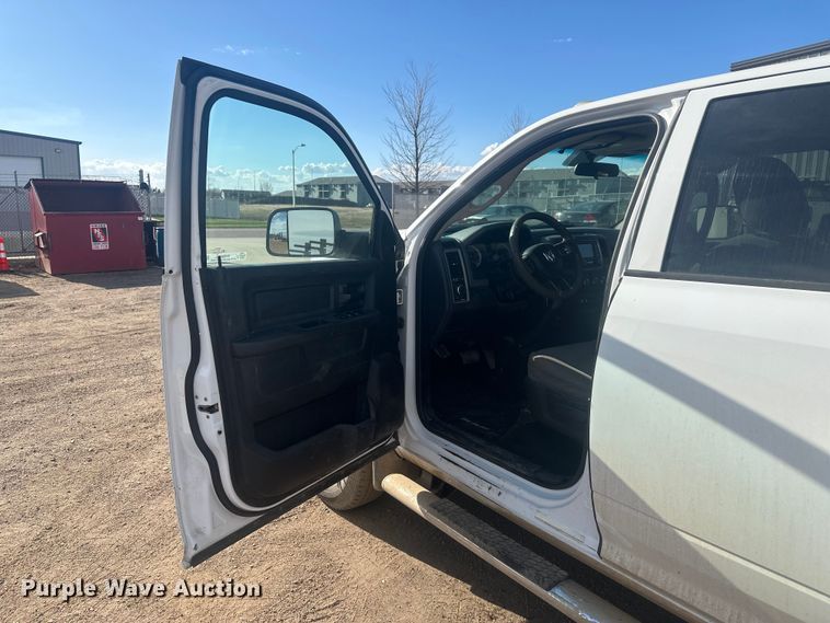image for item EV5888 2017 RAM 3500 Crew Cab flatbed pickup truck
