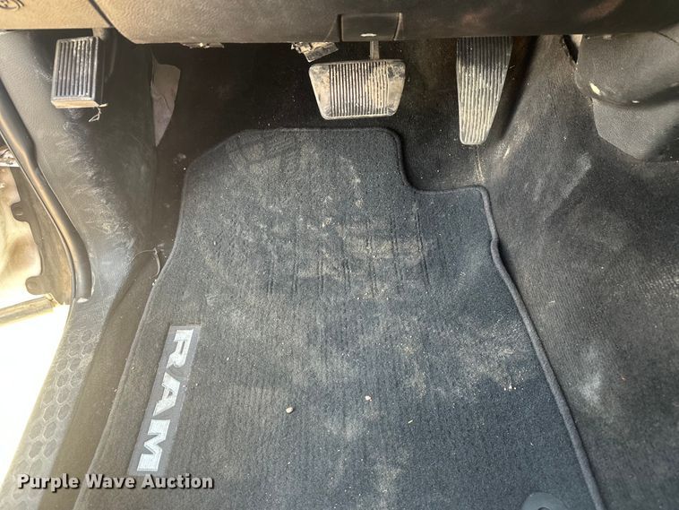 image for item EV5888 2017 RAM 3500 Crew Cab flatbed pickup truck