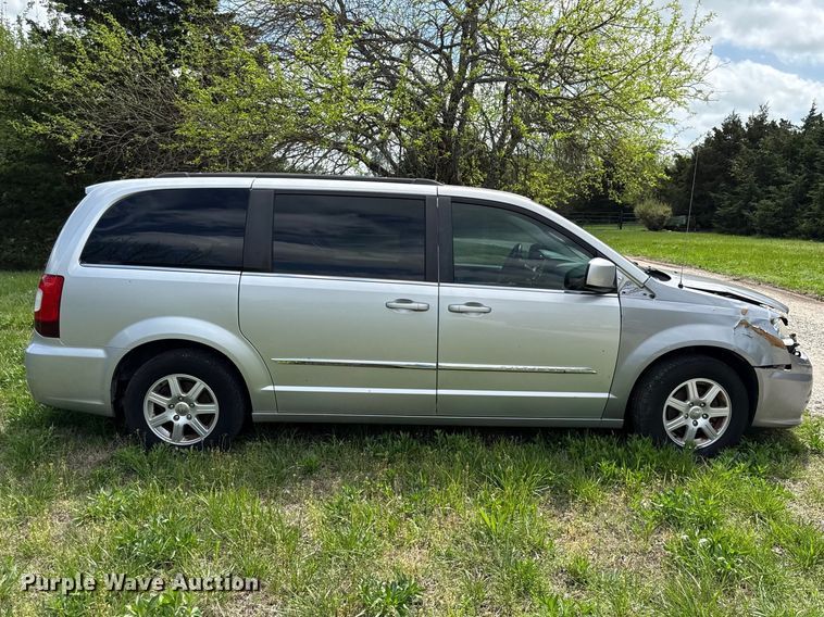 image for item EV7707 2012 Chrysler Town And Country van