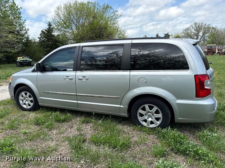 image for item EV7707 2012 Chrysler Town And Country van
