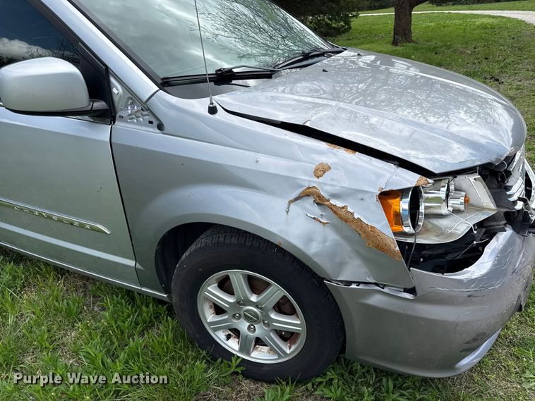 image for item EV7707 2012 Chrysler Town And Country van