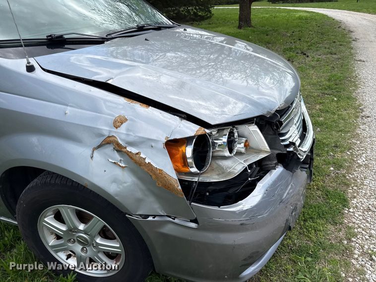 image for item EV7707 2012 Chrysler Town And Country van