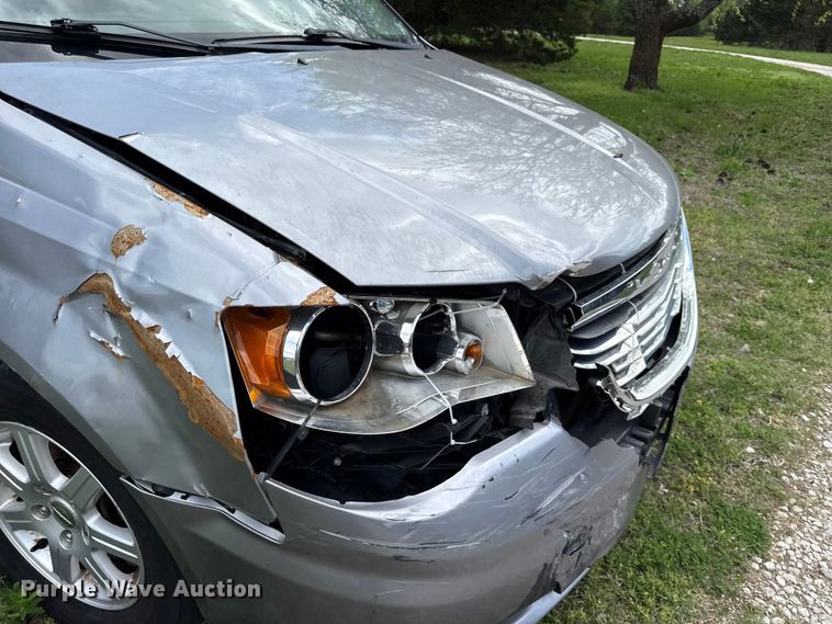 image for item EV7707 2012 Chrysler Town And Country van