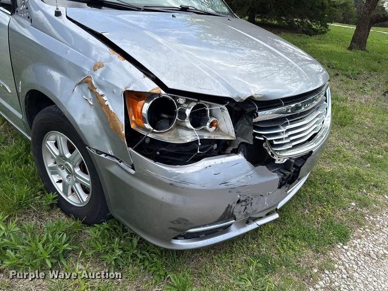 image for item EV7707 2012 Chrysler Town And Country van