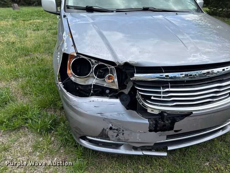 image for item EV7707 2012 Chrysler Town And Country van
