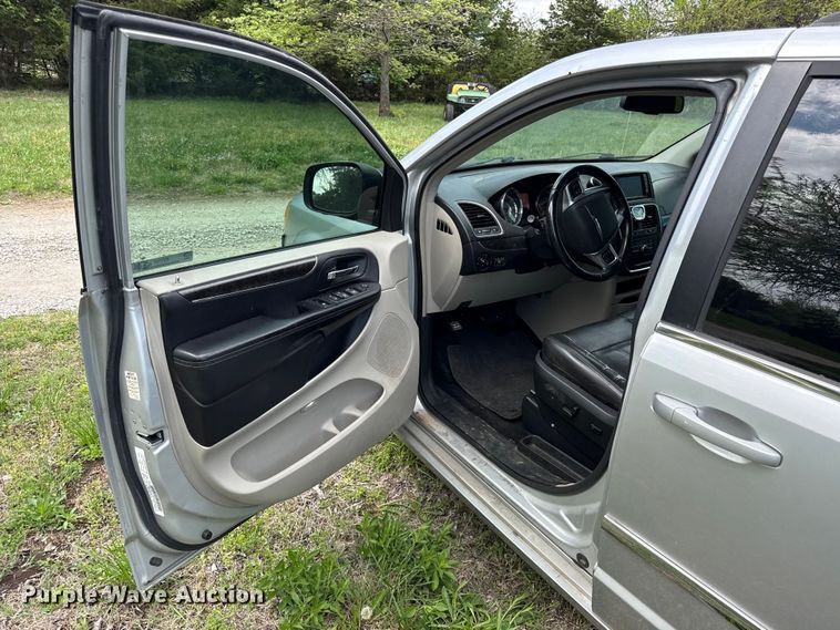 image for item EV7707 2012 Chrysler Town And Country van