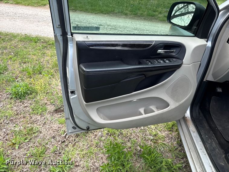 image for item EV7707 2012 Chrysler Town And Country van