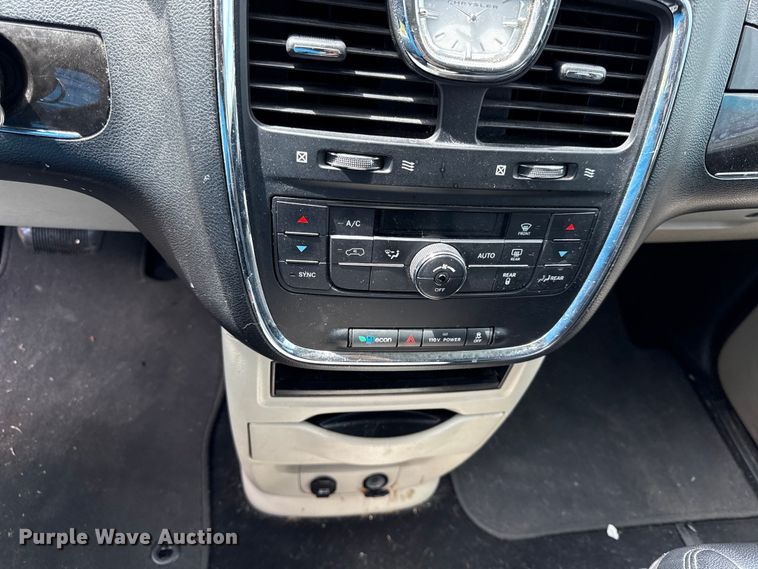 image for item EV7707 2012 Chrysler Town And Country van