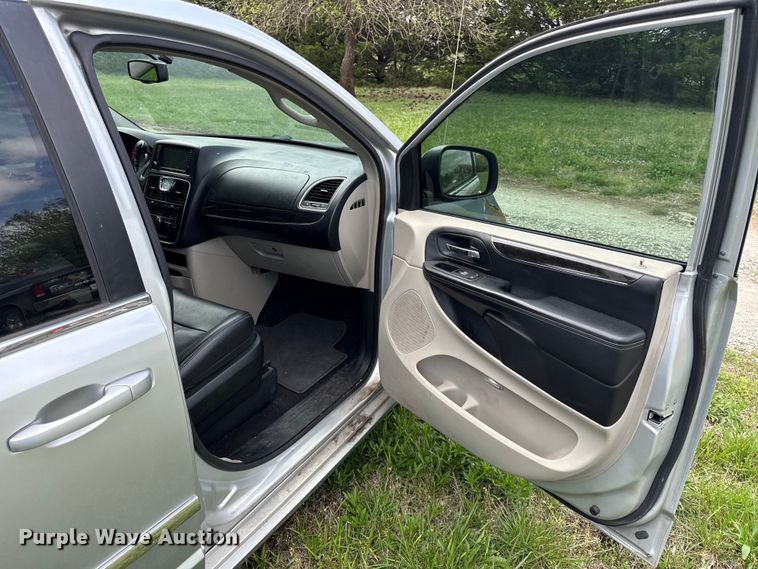 image for item EV7707 2012 Chrysler Town And Country van