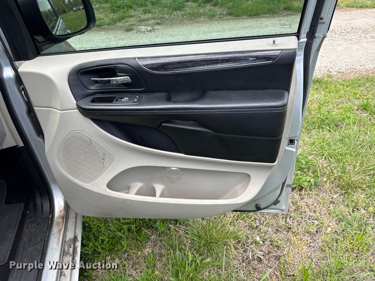 image for item EV7707 2012 Chrysler Town And Country van
