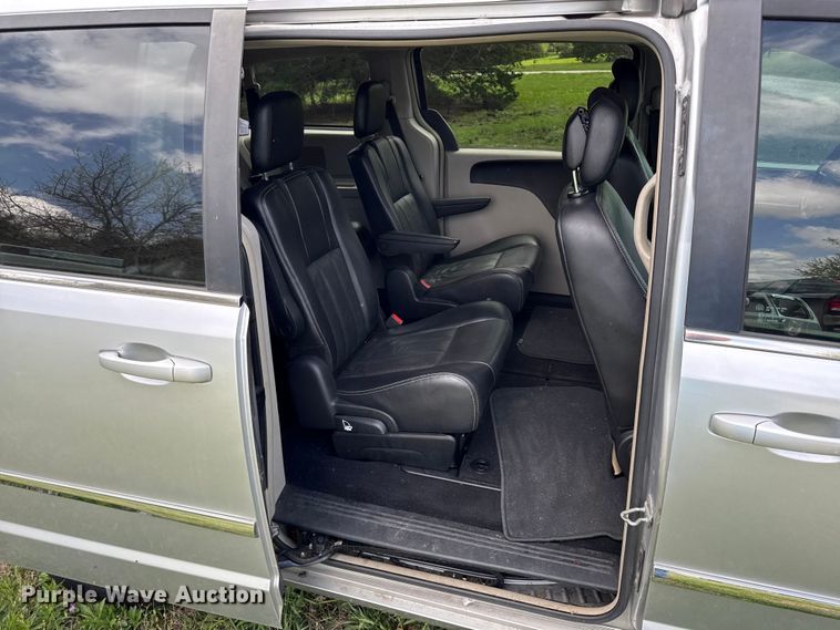 image for item EV7707 2012 Chrysler Town And Country van