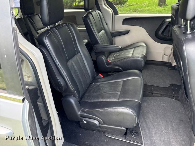 image for item EV7707 2012 Chrysler Town And Country van