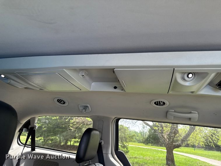 image for item EV7707 2012 Chrysler Town And Country van