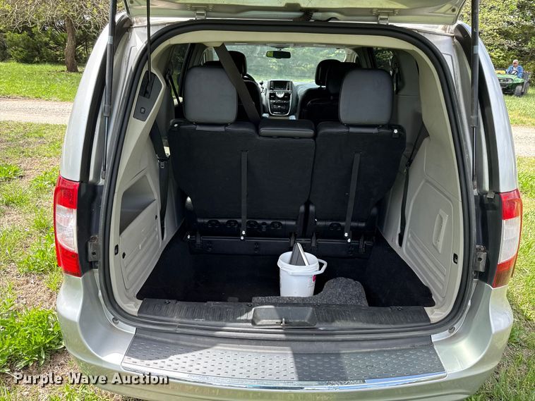 image for item EV7707 2012 Chrysler Town And Country van