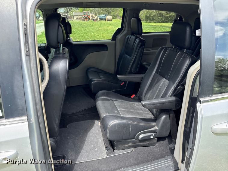 image for item EV7707 2012 Chrysler Town And Country van