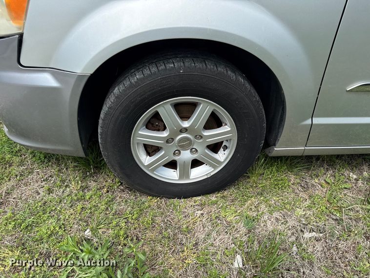 image for item EV7707 2012 Chrysler Town And Country van