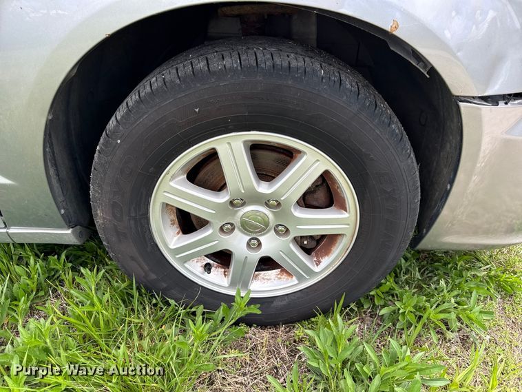 image for item EV7707 2012 Chrysler Town And Country van