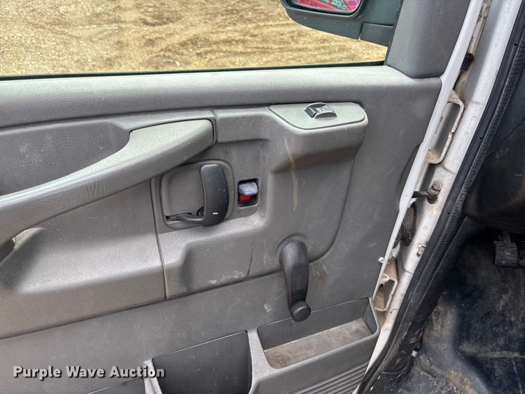 image for item FB3400 2008 Chevrolet Express 3500 van