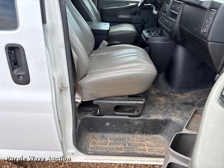 image for item FB3400 2008 Chevrolet Express 3500 van