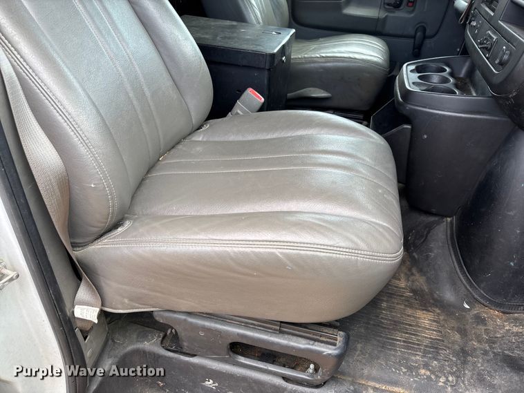 image for item FB3400 2008 Chevrolet Express 3500 van
