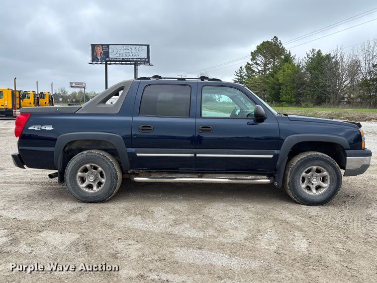 image for item FB3413 2004 Chevrolet Avalanche Crew Cab pickup truck