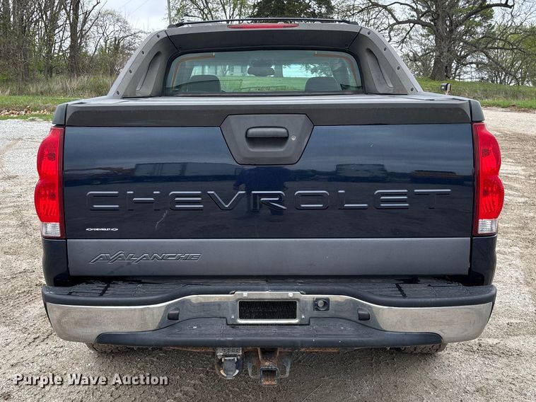 image for item FB3413 2004 Chevrolet Avalanche Crew Cab pickup truck