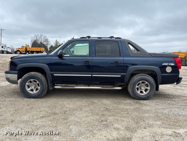 image for item FB3413 2004 Chevrolet Avalanche Crew Cab pickup truck