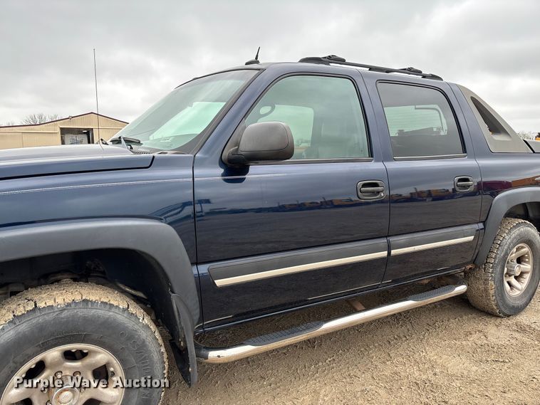 image for item FB3413 2004 Chevrolet Avalanche Crew Cab pickup truck