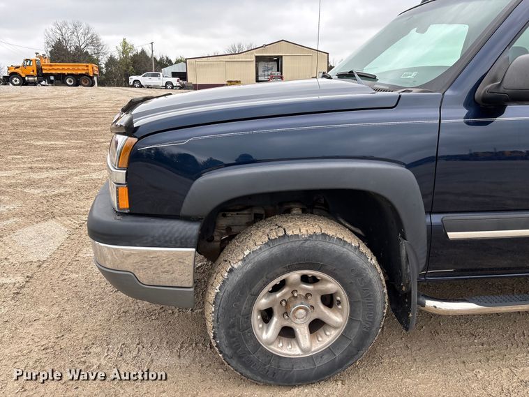 image for item FB3413 2004 Chevrolet Avalanche Crew Cab pickup truck