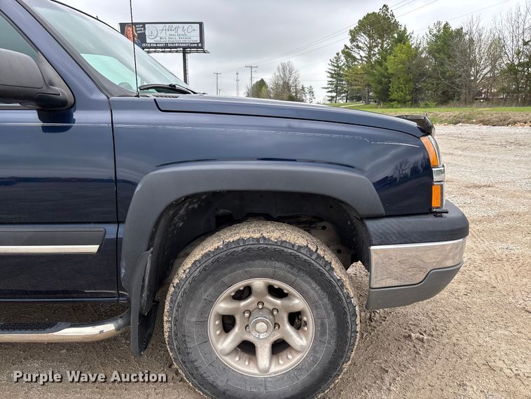 image for item FB3413 2004 Chevrolet Avalanche Crew Cab pickup truck