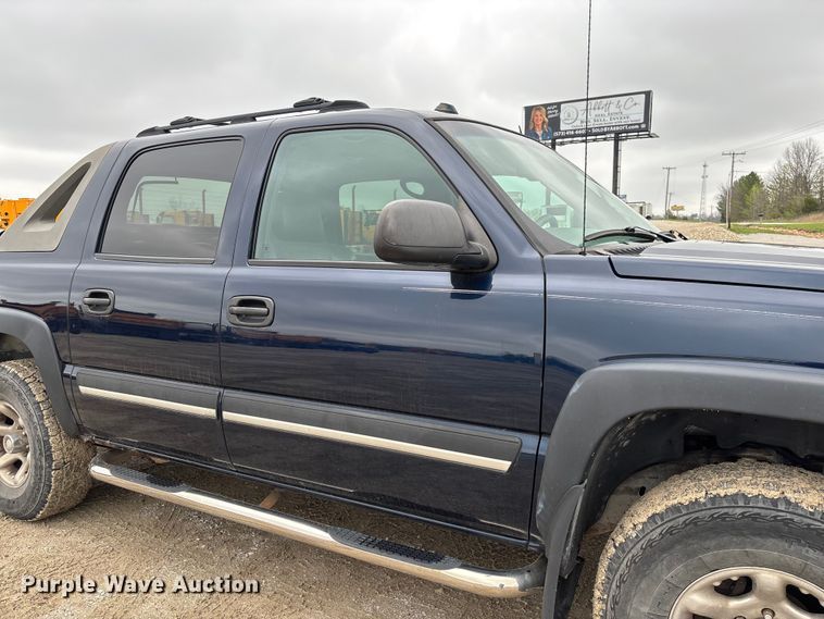 image for item FB3413 2004 Chevrolet Avalanche Crew Cab pickup truck