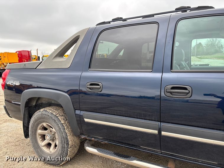 image for item FB3413 2004 Chevrolet Avalanche Crew Cab pickup truck