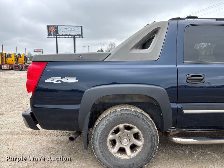 image for item FB3413 2004 Chevrolet Avalanche Crew Cab pickup truck