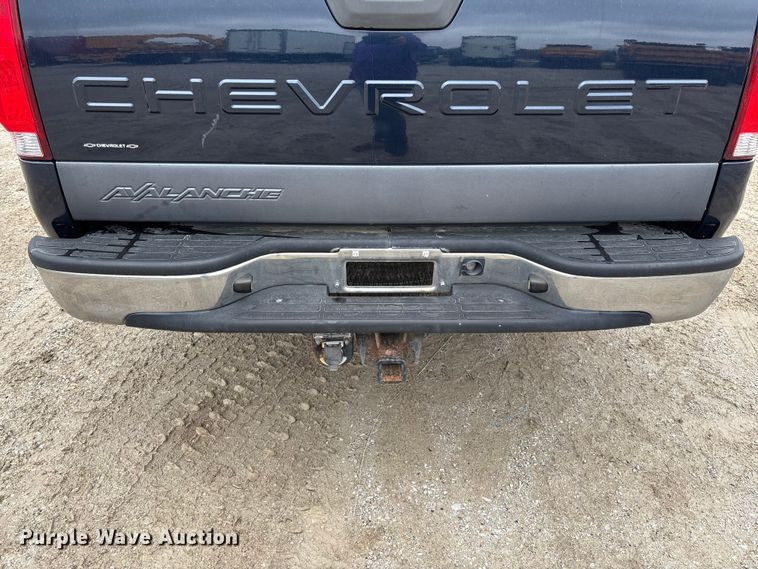 image for item FB3413 2004 Chevrolet Avalanche Crew Cab pickup truck