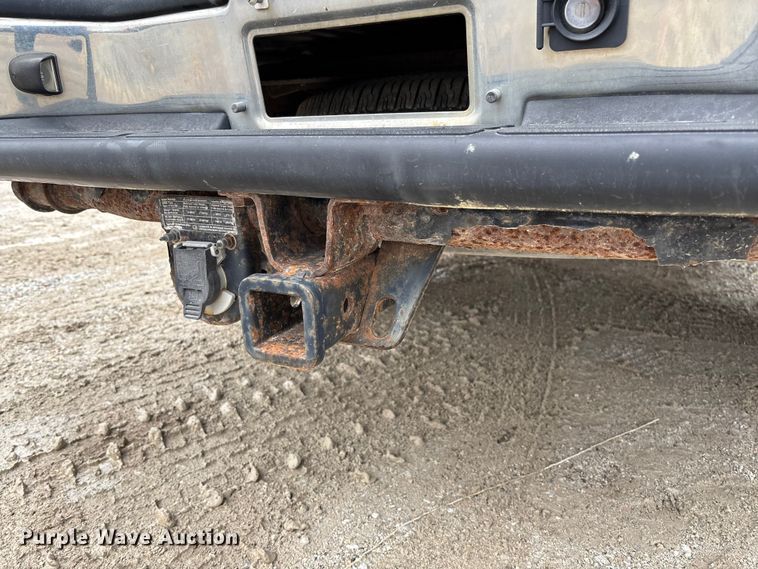image for item FB3413 2004 Chevrolet Avalanche Crew Cab pickup truck