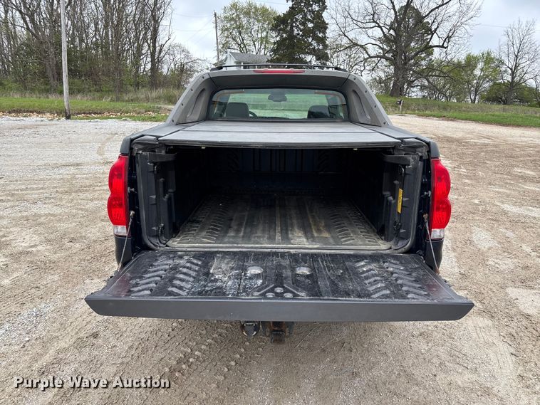 image for item FB3413 2004 Chevrolet Avalanche Crew Cab pickup truck