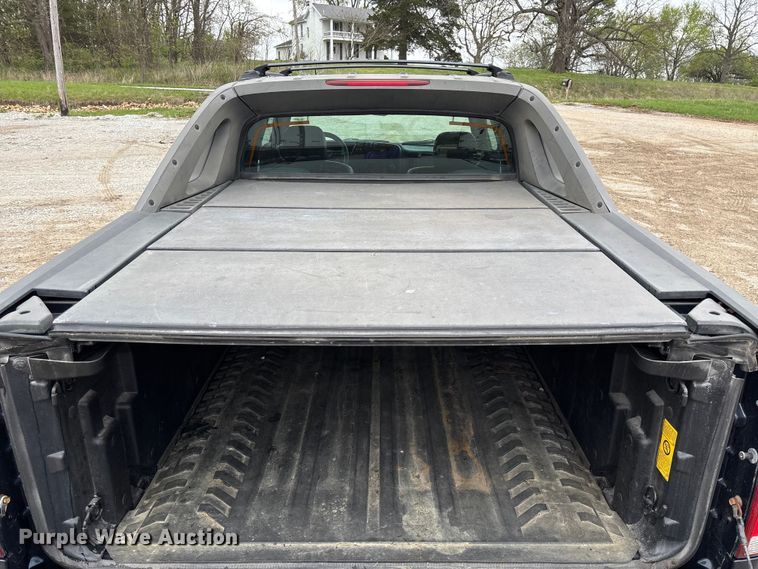 image for item FB3413 2004 Chevrolet Avalanche Crew Cab pickup truck