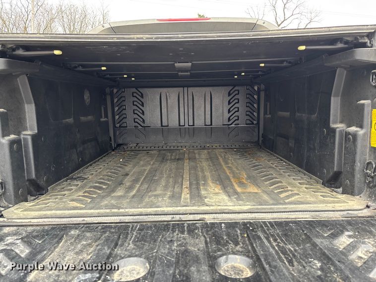 image for item FB3413 2004 Chevrolet Avalanche Crew Cab pickup truck