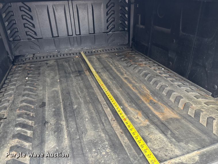 image for item FB3413 2004 Chevrolet Avalanche Crew Cab pickup truck