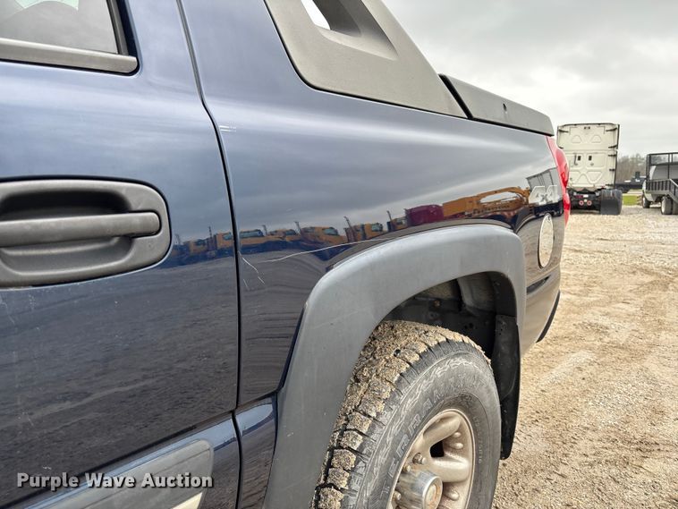 image for item FB3413 2004 Chevrolet Avalanche Crew Cab pickup truck